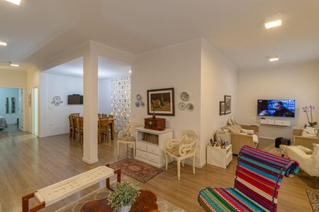 Casa à venda com 465m², 4 quartos e 3 vagas Casa à venda com 465m², 4 quartos e 3 vagasSala