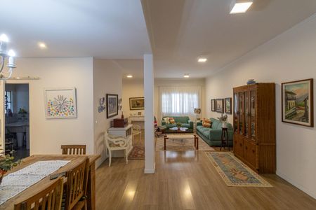 Casa à venda com 465m², 4 quartos e 3 vagas Casa à venda com 465m², 4 quartos e 3 vagasSala