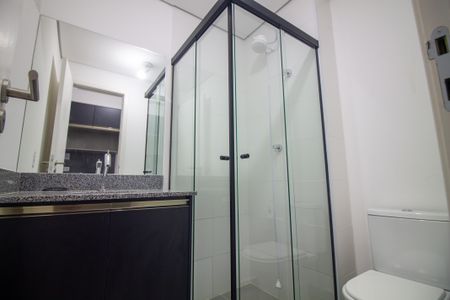 Banheiro social de kitnet/studio para alugar com 1 quarto, 21m² em Chácara Santo Antônio (zona Sul), São Paulo