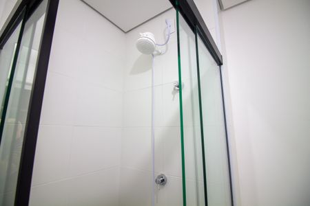 Banheiro social de kitnet/studio para alugar com 1 quarto, 21m² em Chácara Santo Antônio (zona Sul), São Paulo