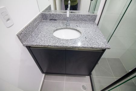 Banheiro social de kitnet/studio para alugar com 1 quarto, 21m² em Chácara Santo Antônio (zona Sul), São Paulo