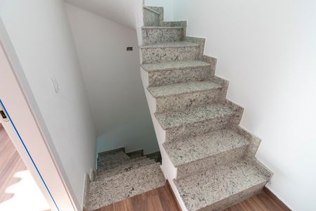 Casa de condomínio à venda com 124m², 3 quartos e 2 vagasEscada