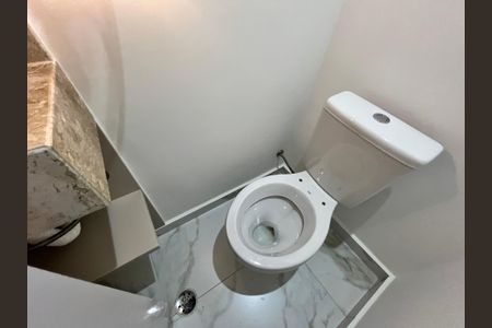 Casa de condomínio à venda com 124m², 3 quartos e 2 vagasLavabo