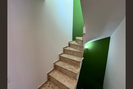 Casa de condomínio à venda com 124m², 3 quartos e 2 vagasEscada