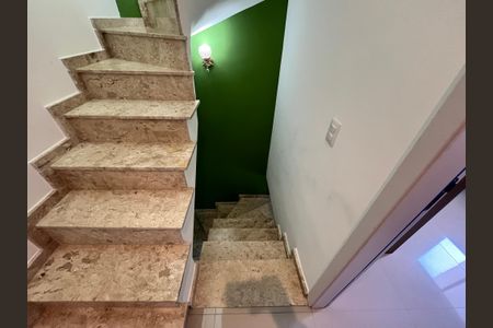 Casa de condomínio à venda com 124m², 3 quartos e 2 vagasEscada