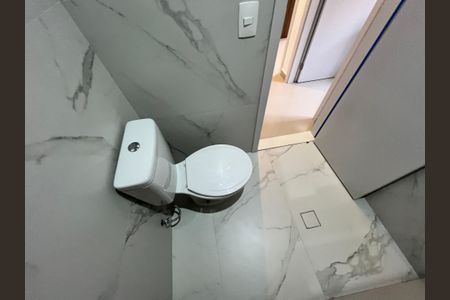 Casa de condomínio à venda com 124m², 3 quartos e 2 vagasBanheiro Social