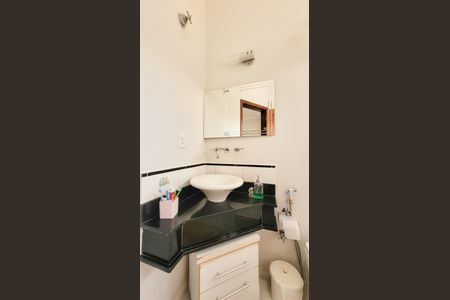 Casa de condomínio à venda com 276m², 4 quartos e 4 vagas Casa de condomínio à venda com 276m², 4 quartos e 4 vagasBanheiro da Suíte 2