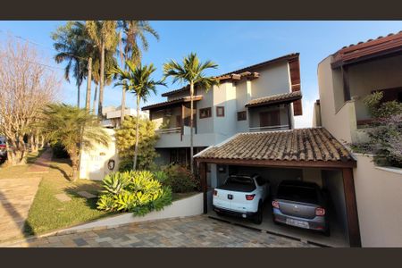 Casa de condomínio à venda com 276m², 4 quartos e 4 vagas Casa de condomínio à venda com 276m², 4 quartos e 4 vagasFachada