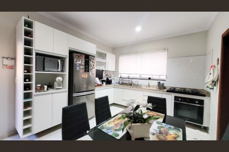 Casa de condomínio à venda com 276m², 4 quartos e 4 vagas Casa de condomínio à venda com 276m², 4 quartos e 4 vagasCozinha