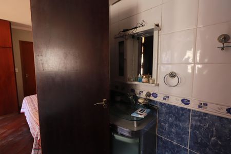 Casa à venda com 350m², 5 quartos e 4 vagasBanheiro da Suíte 2