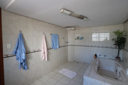 Casa à venda com 350m², 5 quartos e 4 vagasBanheiro da Suíte 1