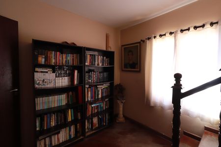 Casa à venda com 350m², 5 quartos e 4 vagasEscada