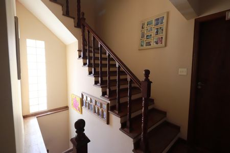 Casa à venda com 350m², 5 quartos e 4 vagasEscada