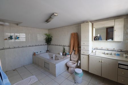 Casa à venda com 350m², 5 quartos e 4 vagasBanheiro da Suíte 1