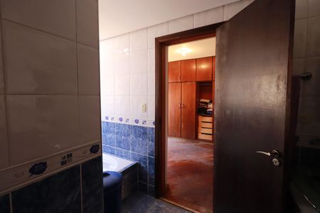 Casa à venda com 350m², 5 quartos e 4 vagasBanheiro da Suíte 2