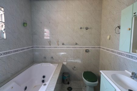 Casa à venda com 350m², 5 quartos e 4 vagasBanheiro da Suíte 3