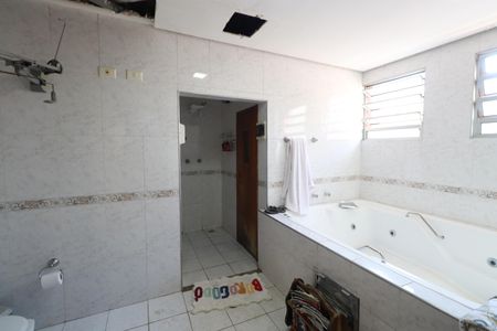 Casa à venda com 350m², 5 quartos e 4 vagasBanheiro da Suíte 4