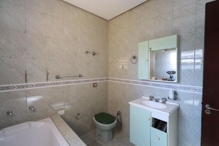 Casa à venda com 350m², 5 quartos e 4 vagasBanheiro da Suíte 3