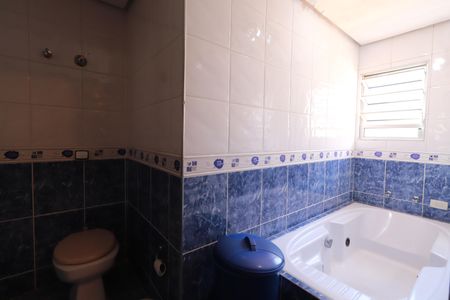 Casa à venda com 350m², 5 quartos e 4 vagasBanheiro da Suíte 2