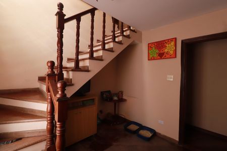 Casa à venda com 350m², 5 quartos e 4 vagasEscada