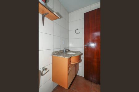 Banheiro de kitnet/studio para alugar com 0 quarto, 30m² em Floresta, Porto Alegre