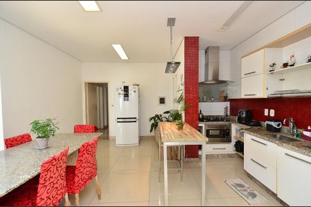Casa à venda com 324m², 4 quartos e 2 vagasCozinha
