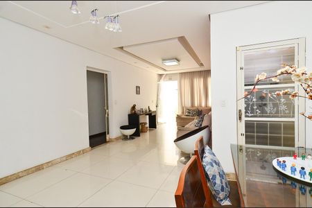Casa à venda com 324m², 4 quartos e 2 vagasSala