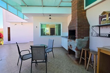 Casa à venda com 157m², 4 quartos e 2 vagas Casa à venda com 157m², 4 quartos e 2 vagasÁrea - Churrasqueira