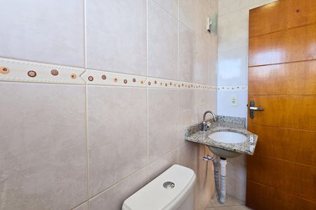 Casa à venda com 157m², 4 quartos e 2 vagas Casa à venda com 157m², 4 quartos e 2 vagasBanheiro Social