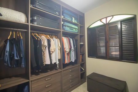 Casa para alugar com 260m², 2 quartos e 2 vagas Casa para alugar com 260m², 2 quartos e 2 vagasCloset da suíte 1