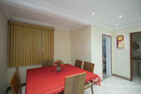 Casa para alugar com 260m², 2 quartos e 2 vagas Casa para alugar com 260m², 2 quartos e 2 vagasSala