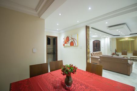 Casa para alugar com 260m², 2 quartos e 2 vagas Casa para alugar com 260m², 2 quartos e 2 vagasSala