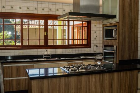 Casa de condomínio para alugar com 495m², 4 quartos e 2 vagasCozinha