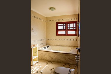 Casa de condomínio para alugar com 495m², 4 quartos e 2 vagasBanheiro da Suíte 4