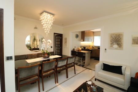 Casa à venda com 688m², 4 quartos e 5 vagasSala