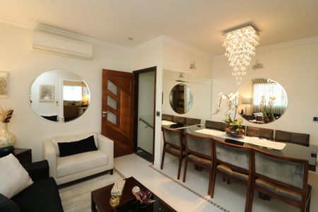 Casa à venda com 688m², 4 quartos e 5 vagasSala