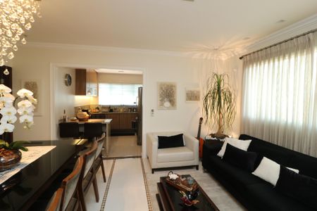 Casa à venda com 688m², 4 quartos e 5 vagasSala