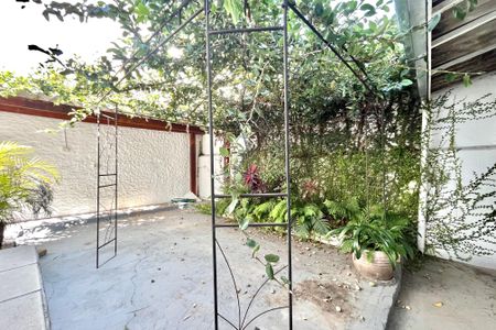 Casa para alugar com 143m², 6 quartos e 3 vagas Casa para alugar com 143m², 6 quartos e 3 vagasQuintal