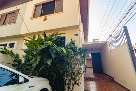 Casa à venda com 120m², 2 quartos e 2 vagas Casa à venda com 120m², 2 quartos e 2 vagasFachada