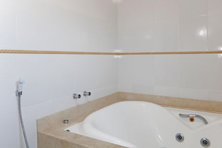 Casa de condomínio para alugar com 300m², 4 quartos e 3 vagasBanheiro da Suíte 2