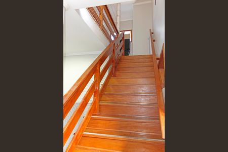 Casa de condomínio para alugar com 300m², 4 quartos e 3 vagasEscada