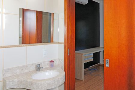 Casa de condomínio para alugar com 300m², 4 quartos e 3 vagasBanheiro da Suíte 1