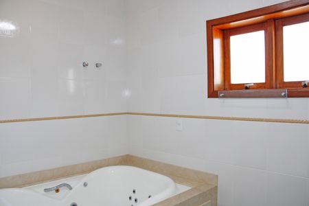 Casa de condomínio para alugar com 300m², 4 quartos e 3 vagasBanheiro da Suíte 2