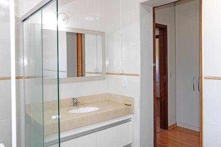 Casa de condomínio para alugar com 300m², 4 quartos e 3 vagasBanheiro da Suíte 2