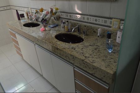 Casa de condomínio à venda com 367m², 4 quartos e 6 vagasBanheiro da Suíte