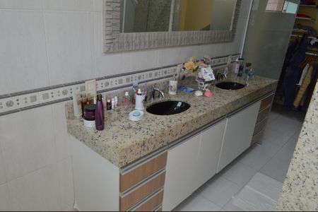 Casa de condomínio à venda com 367m², 4 quartos e 6 vagasBanheiro da Suíte