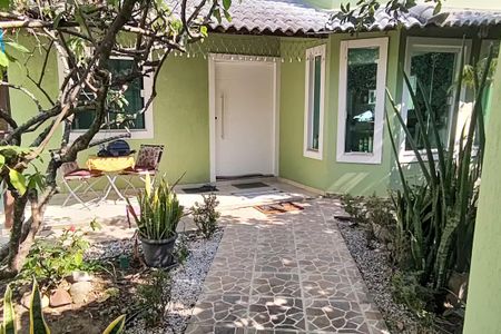 Casa de condomínio à venda com 367m², 4 quartos e 6 vagasEntrada