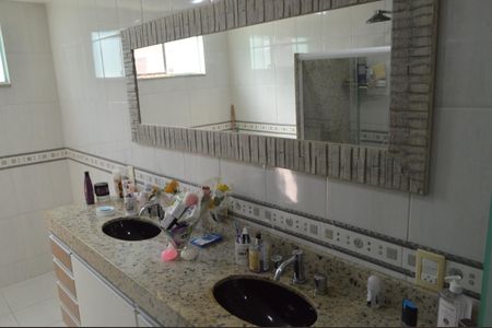 Casa de condomínio à venda com 367m², 4 quartos e 6 vagasBanheiro da Suíte