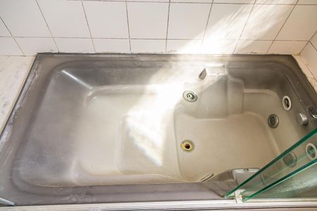 Casa para alugar com 730m², 5 quartos e 6 vagasBanheiro da Edícula - Banheira