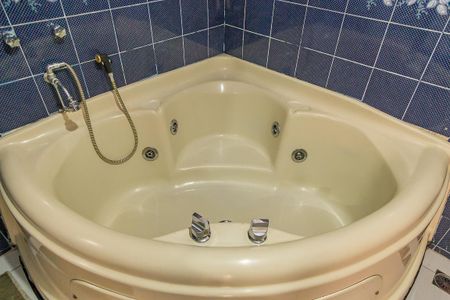 Casa para alugar com 730m², 5 quartos e 6 vagasBanheiro Social - banheira